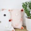 Housse de coussin Blanche à pompons – Image 2